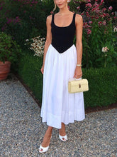 Klassisches Retro-Westenkleid mit kontrastfarbenen Nähten und Plissee